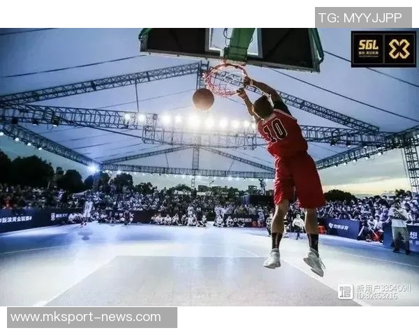 他以2米36的惊人高度轻松扣篮创下美国大学篮球历史新纪录